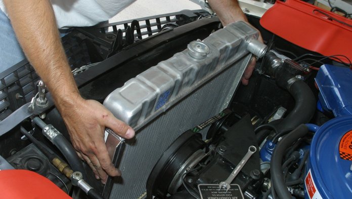 riparazione sostituzione radiatore auto